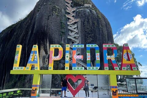 メデジン発ラグジュアリー小グループ・グアテープ&ペノール日帰り旅行(8マックス)