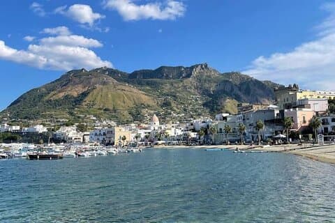 Excursion en bateau en groupe pour découvrir Ischia et Procida