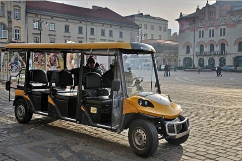 Tour en grupo por el casco antiguo en un carrito de golf eléctrico en Cracovia