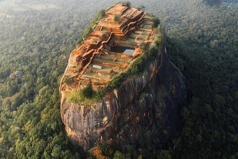 Desde Kandy: visita a la fortaleza de la roca de Sigiriya y al templo de la cueva
