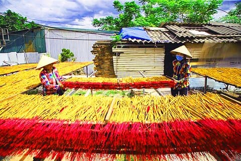 Actividad de fabricación de incienso artesanal en una aldea local de Hanoi