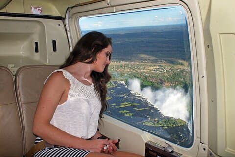 Vôo de anjos acima das Cataratas Vitória