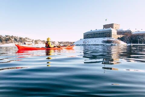 Stockholm: Vinter Kayaking, Svensk Fika og Hot Sauna Experience