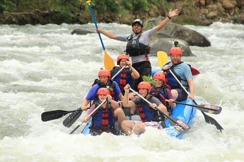 Sensazioni combinate Arenal: rafting adrenalinico ed esperienza nella fattoria delle scimmie