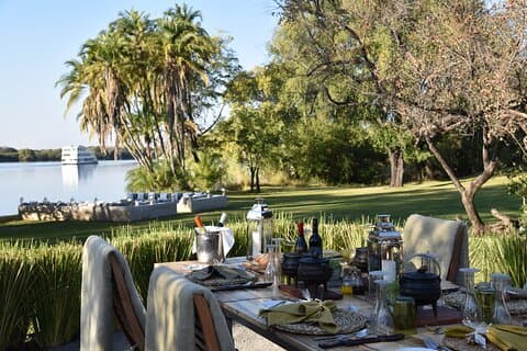 Sambesi-Fluss-Sonnenuntergang-Kreuzfahrt plus Potjie-Dinner-Erlebnis (Kombi)
