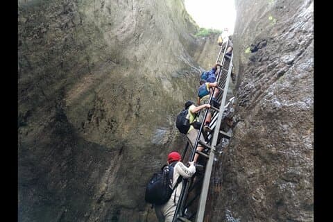 Escalade à travers le canyon, tyrolienne et randonnée dans les Carpates