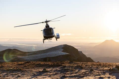 火山への着陸を含むタラウェラ山のヘリコプターツアー