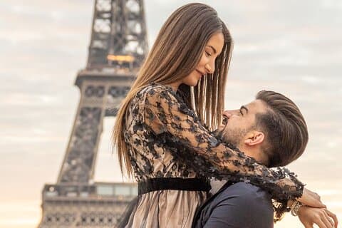 Sessão fotográfica profissional guiada privada pela Torre Eiffel