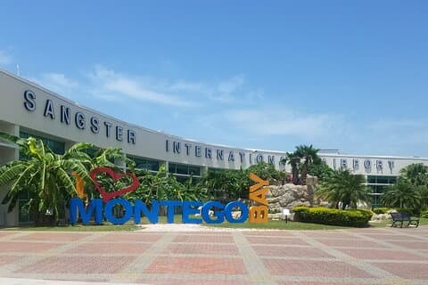 Flygplatstransfer tur och retur från Montego Bay till Ocho Rios och Runaway Bay Hotels