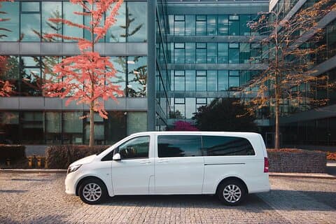 Privat RUNDTUR (FRÅN och TILL FLYGPLATSEN) av MINIVAN Mercedes Vito 8+1pax