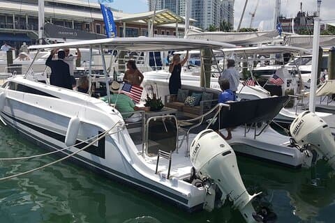 Catamaran à moteur de luxe privé. Profitez de l'USVI à bord du MV Hydra