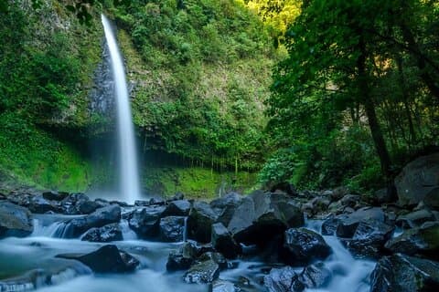 La Fortuna Wasserfall & AirTime Zipline Tour mit Mittagessen