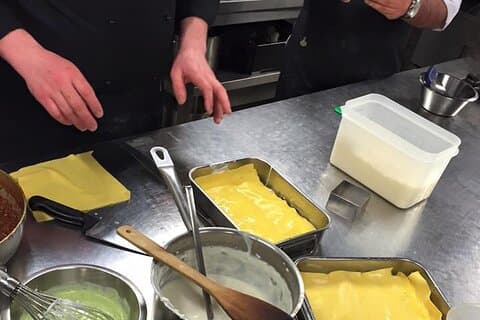 Clase de cocina con almuerzo de cuatro platos en Italia