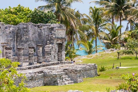 Magiskt äventyr till Tulum, en gigantisk skulptur och cenoter. Lunch ingår
