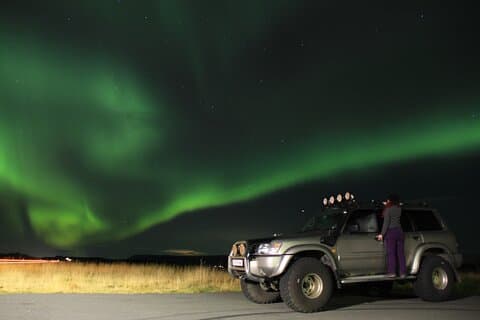Nordlys jager i en Super Jeep