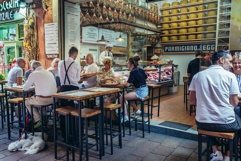 Bologna Kleingruppen-Speisentour mit Vollverpflegung & Ortskundiger Reiseleiter