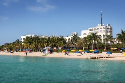 Doctor's Cave Beach, Margaritaville Jimmy's Buffet y tour de compras