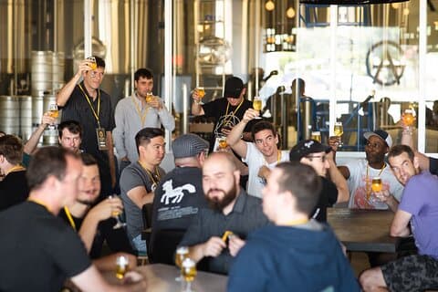 Geführte Happy Hour Brew Tour in Montreal mit Abendessen