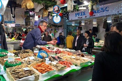 バルセロナのカタロニアで作られ、料理の裏通りがあります