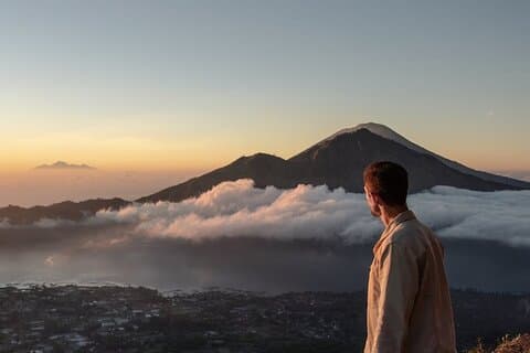 バリ島バトゥール山でのプライベート日の出ハイキングと天然温泉体験