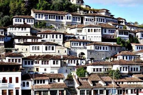 "Berat & Durres City, Belsh Lake - Tagestour ab Tirana"
