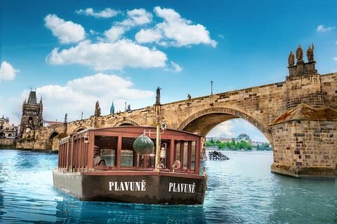 Charles Bridge: River Boat Cruise og guidet tur ️med PragueWay