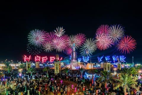 Crucero de fuegos artificiales de año nuevo. Sea testigo de los espectaculares fuegos artificiales en Dubái
