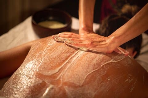 Eksfolierende og fuktighetsgivende kroppsbehandling på 60 min i THAI MASSAGE ALURA