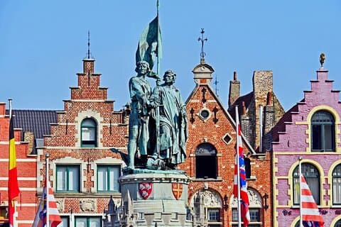 Viagem de dia inteiro para grupos pequenos em Bruges Food saindo de Paris de minivan