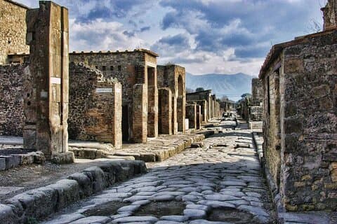 Private Pompeii Tour with Organic Wine Tasting & Lunch