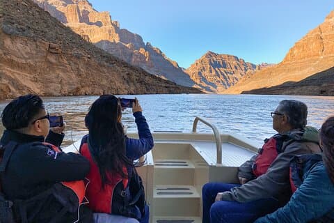 Grand Canyon West-helikoptertour met VIP Skywalk en boottocht