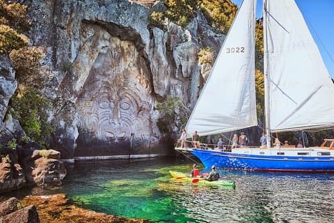 Klassisk seiling - Māori Rock Carvings - Taupo Seiling Adventures