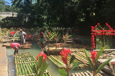 1 hora de rafting no rio e massagem nos pés com calcário saindo de Montego Bay