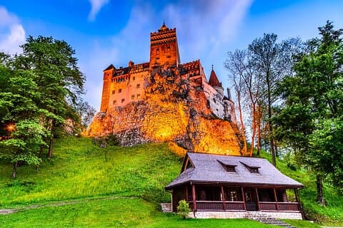 Desde Bucarest: visita de día completo al castillo de Drácula, el castillo de Peles y el casco antiguo de Brasov
