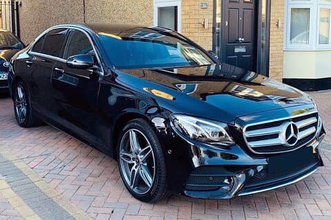 Trasferimento dall'aeroporto di Gold Coast: Gold Coast all'aeroporto OOL in Business Car
