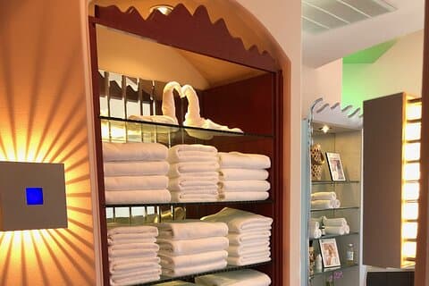 Spa-service: Hot Stone kroppsmassage med privat bastu