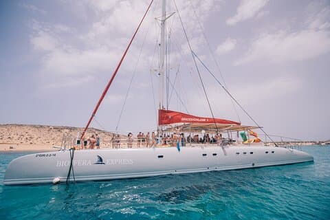 Giornata di navigazione in catamarano a La Graciosa con pranzo