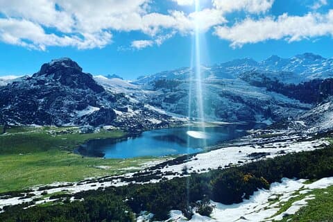 Tour privado de Oviedo a Covadonga, lagos y pueblos marineros