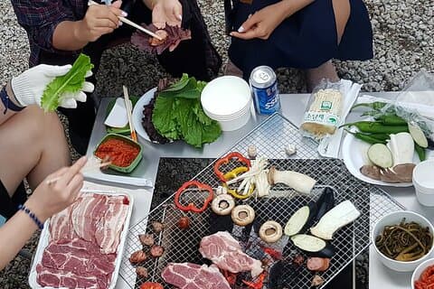 Busan Beef Barbecue et fête de fruits de mer dans la forêt