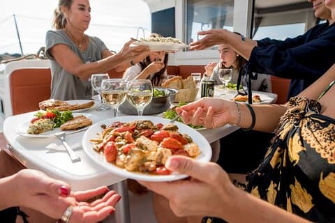 Croisière semi-privée en catamaran au coucher du soleil à Athènes avec repas et boissons