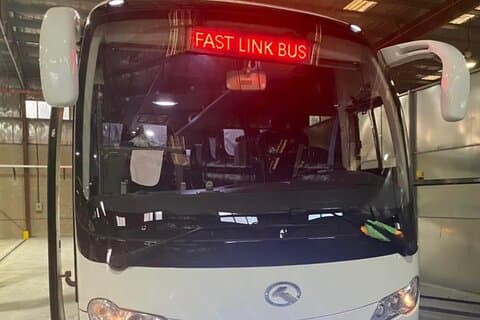 Passagiers vervoeren in gehuurde bussen, ophalen of afzetten van de luchthaven