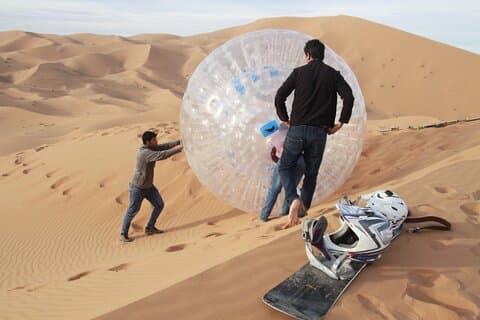 Sanding Ball à Merzouga: Découvrez les dunes de sable lors d'une activité de zorbing