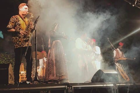 Vida noturna em Arusha com Sam