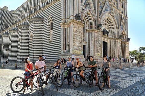 Tour en bicicleta eléctrica en Orvieto en grupos pequeños: historia, cultura con almuerzo o cena