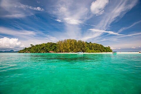 Half-Day Morning Bamboo Island Tour fra Phi Phi ved Longtail Boat