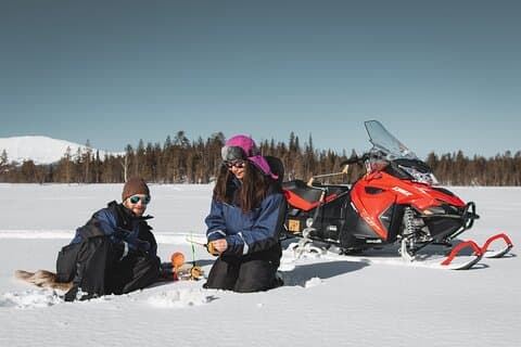 Lappish Lunch Break -Snowmobiling, Eisfischen und leckeres Essen