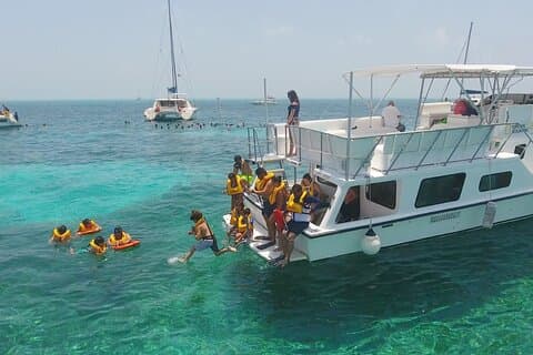 Excursion d'une journée complète à Isla Mujeres sur yacht avec tuba et buffet