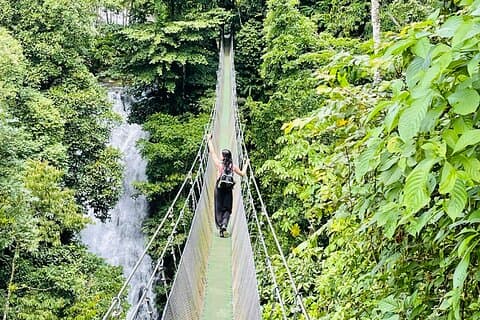 Escursione alle cascate della foresta pluviale, ponti sospesi e pranzo culturale nella casa locale
