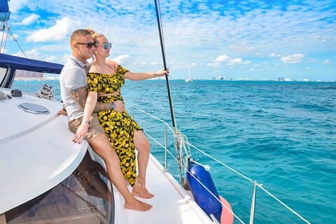 Descubra Isla Mujeres em catamarã. Buffet, Open Bar e Snorkel