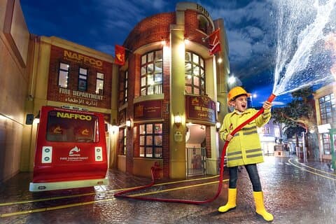 Inträde till KidZania Abu Dhabi barn som leker museum
